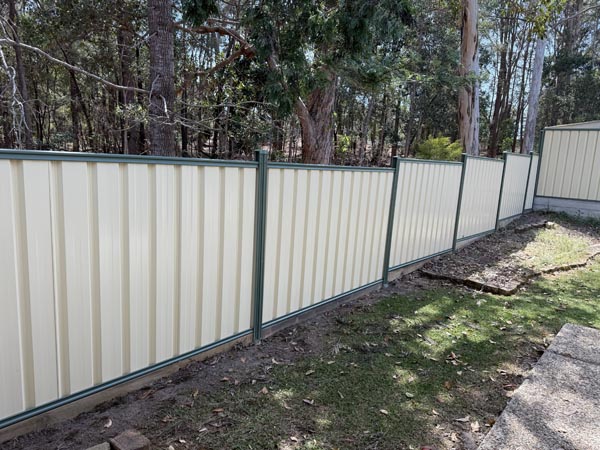 1500mm high dual tone coloured Colorbond fence in rivergum and domain